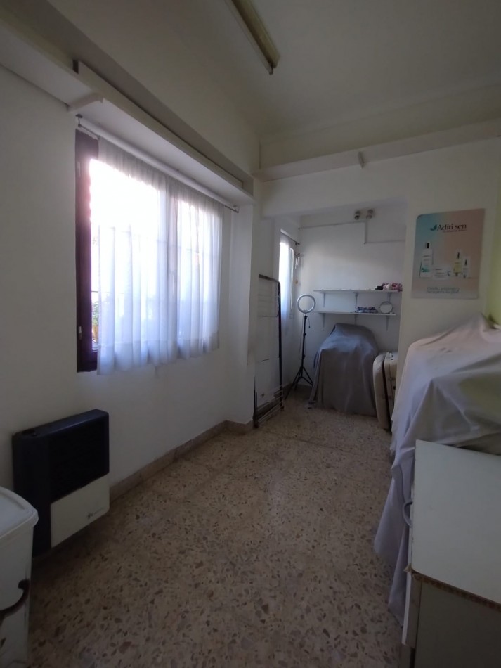 VENTA DEPARTAMENTO, 3 AMB. CON DEPENDENCIAS COMPLETAS, AL FRENTE CON BALCON Y PATIO, ZONA CENTRO !!!!