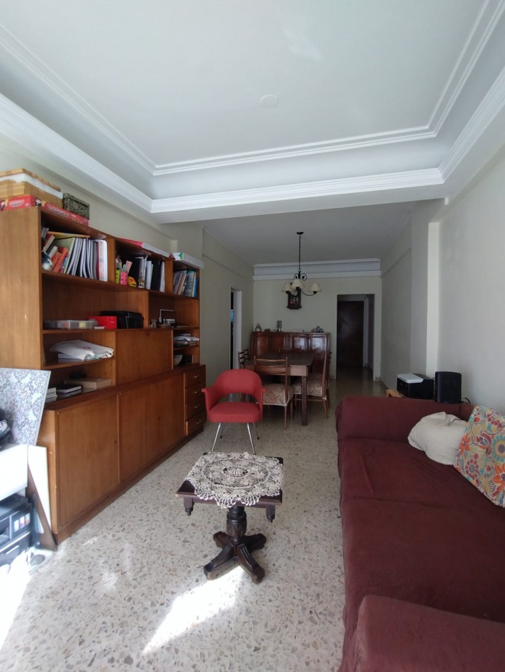 VENTA DEPARTAMENTO, 3 AMB. CON DEPENDENCIAS COMPLETAS, AL FRENTE CON BALCON Y PATIO, ZONA CENTRO !!!!