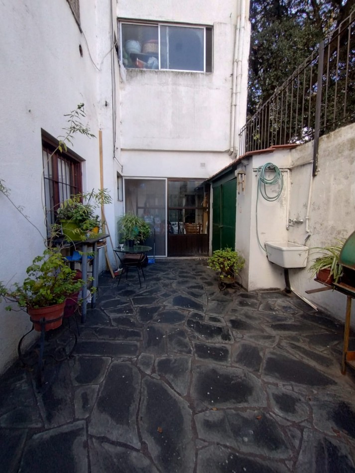 VENTA DEPARTAMENTO, 3 AMB. CON DEPENDENCIAS COMPLETAS, AL FRENTE CON BALCON Y PATIO, ZONA CENTRO !!!!