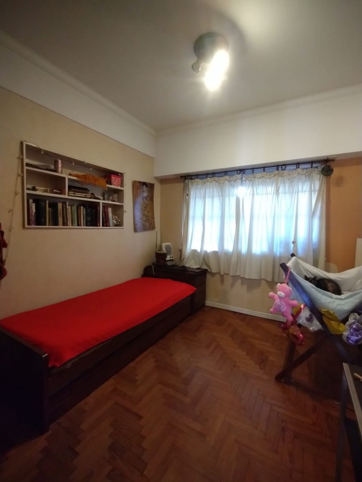 VENTA DEPARTAMENTO, 3 AMB. CON DEPENDENCIAS COMPLETAS, AL FRENTE CON BALCON Y PATIO, ZONA CENTRO !!!!