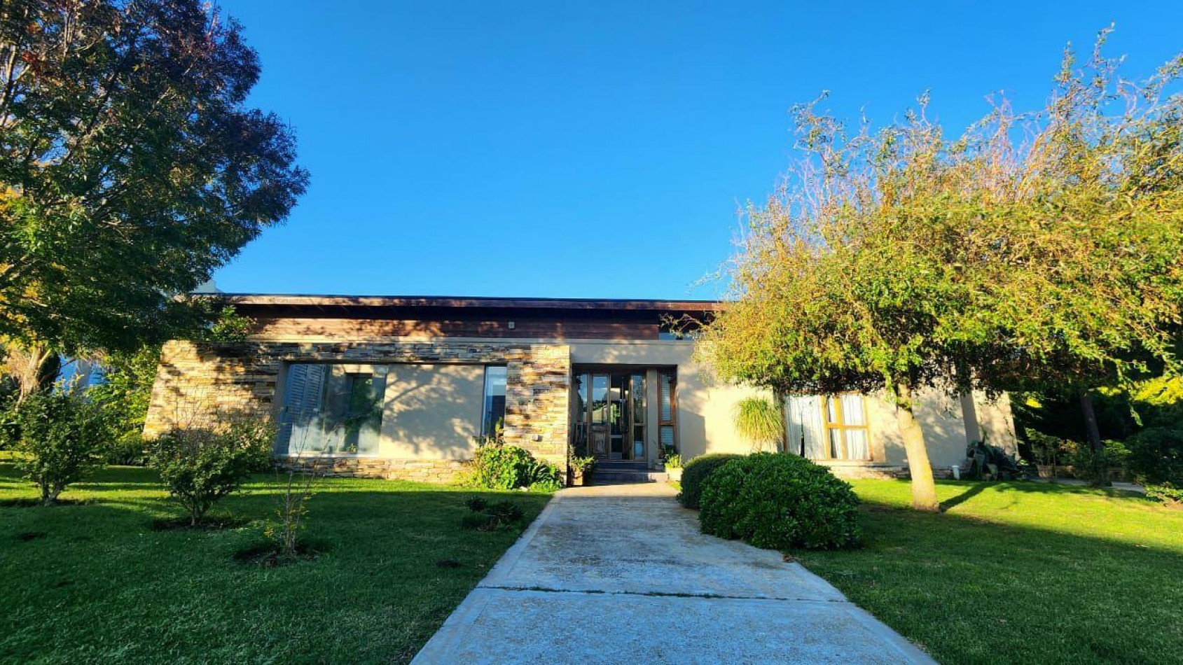 venta RUMENCO corte  moderno,  excelente diseño,  gusto y confort, parque, piscina climatizada, galeria cubierta, bauleras de guardado, entrada para varios autos, optima eleccion !!!!