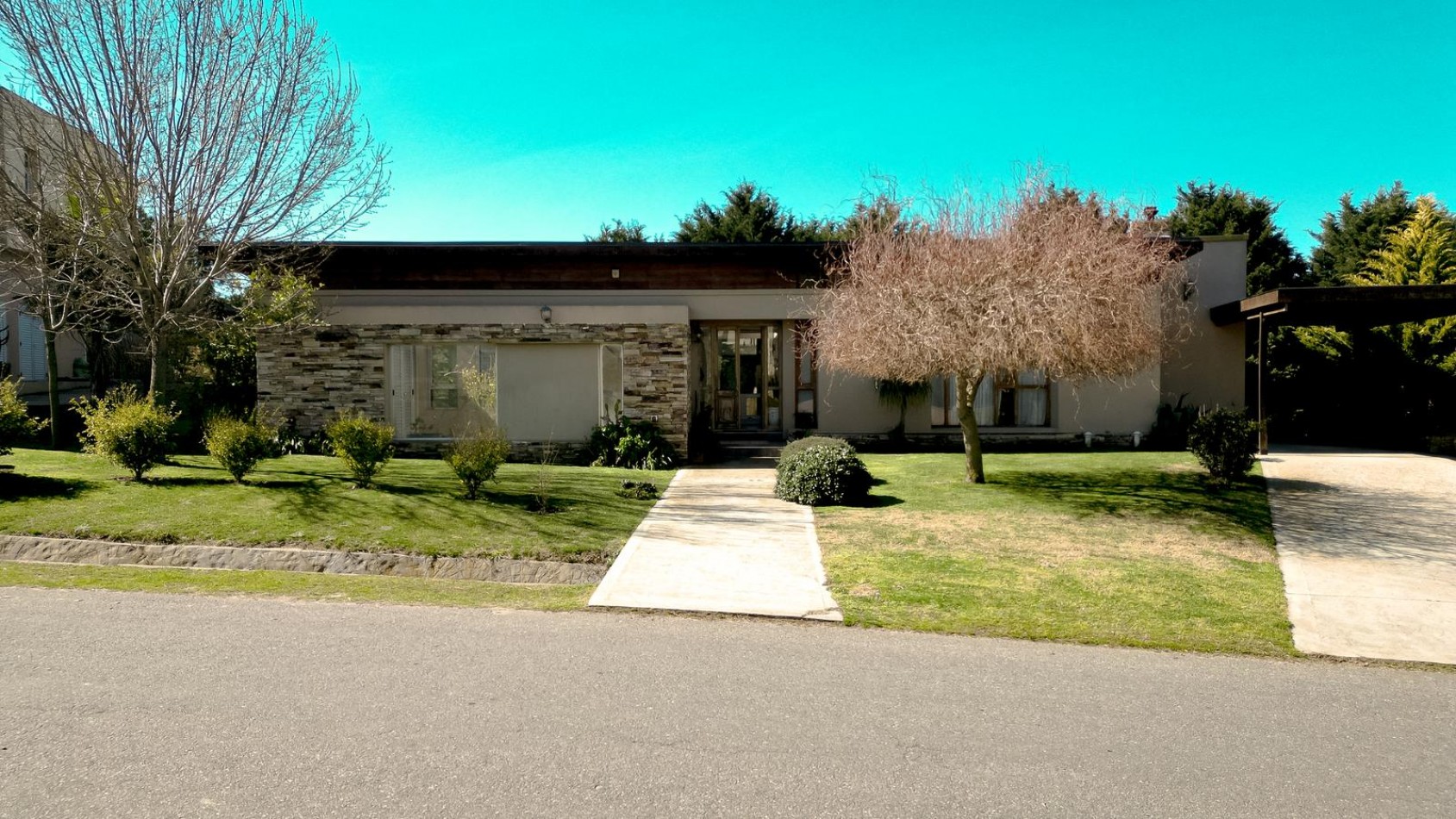 venta RUMENCO corte  moderno,  excelente diseño,  gusto y confort, parque, piscina climatizada, galeria cubierta, bauleras de guardado, entrada para varios autos, optima eleccion !!!!