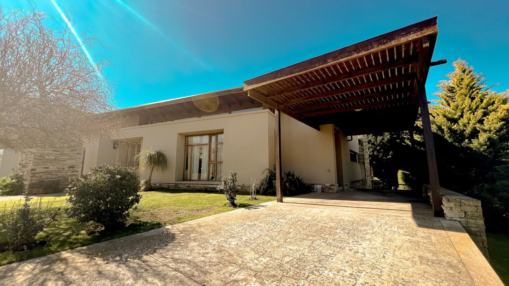 venta RUMENCO corte  moderno,  excelente diseño,  gusto y confort, parque, piscina climatizada, galeria cubierta, bauleras de guardado, entrada para varios autos, optima eleccion !!!!