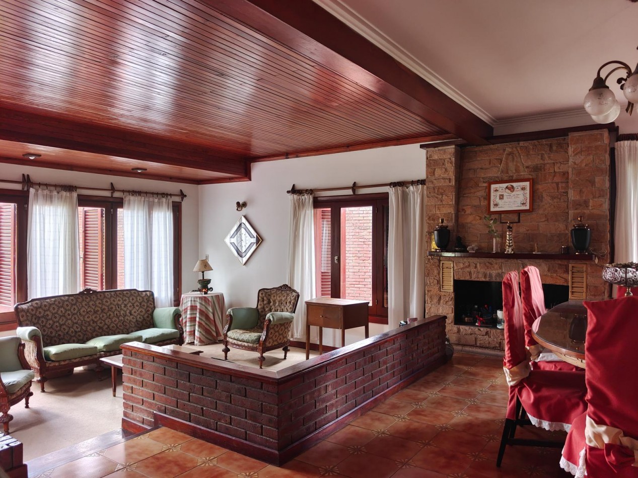 VENTA IMPORTANTE CHALET  5 AMBIENTES + PH 2 AMBIENTES -DIVINO ROSTRO -