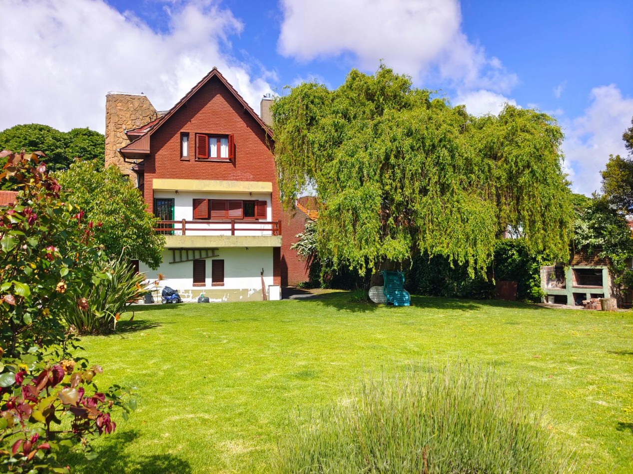 VENTA IMPORTANTE CHALET  5 AMBIENTES + PH 2 AMBIENTES -DIVINO ROSTRO -