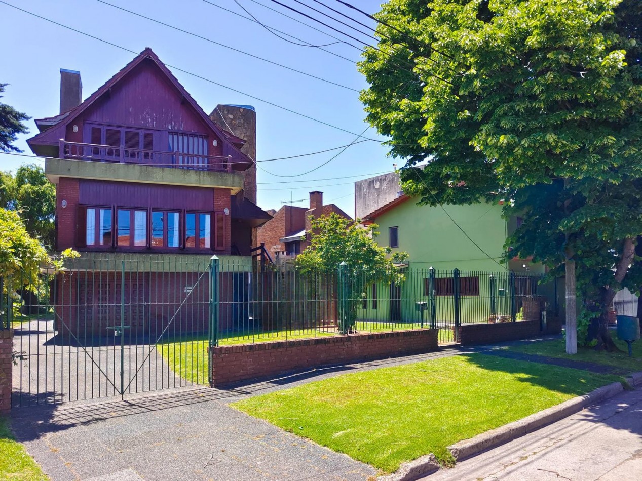 VENTA IMPORTANTE CHALET  5 AMBIENTES + PH 2 AMBIENTES -DIVINO ROSTRO -