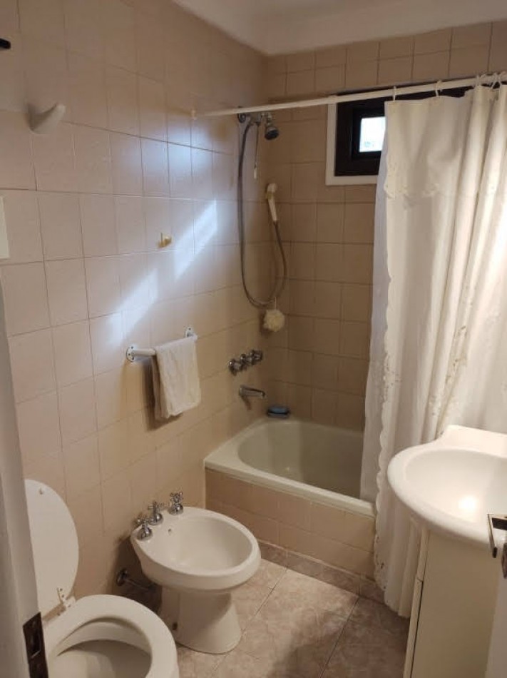 VENTA 4 AMBIENTES CON DEPENDENCIA Y COCHERA - LA PERLA-