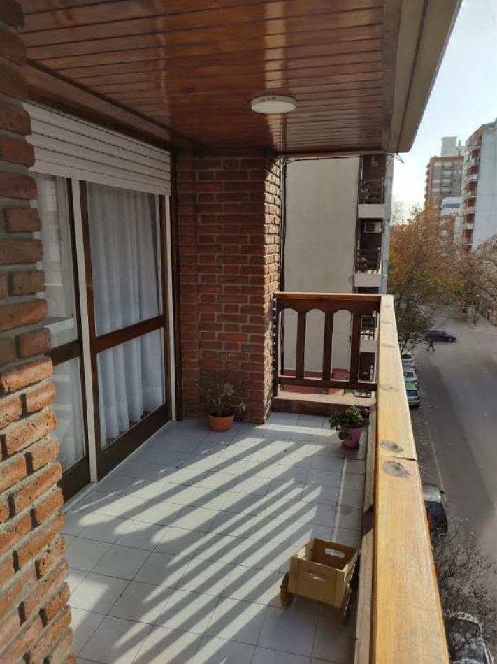 VENTA 4 AMBIENTES CON DEPENDENCIA Y COCHERA - LA PERLA-