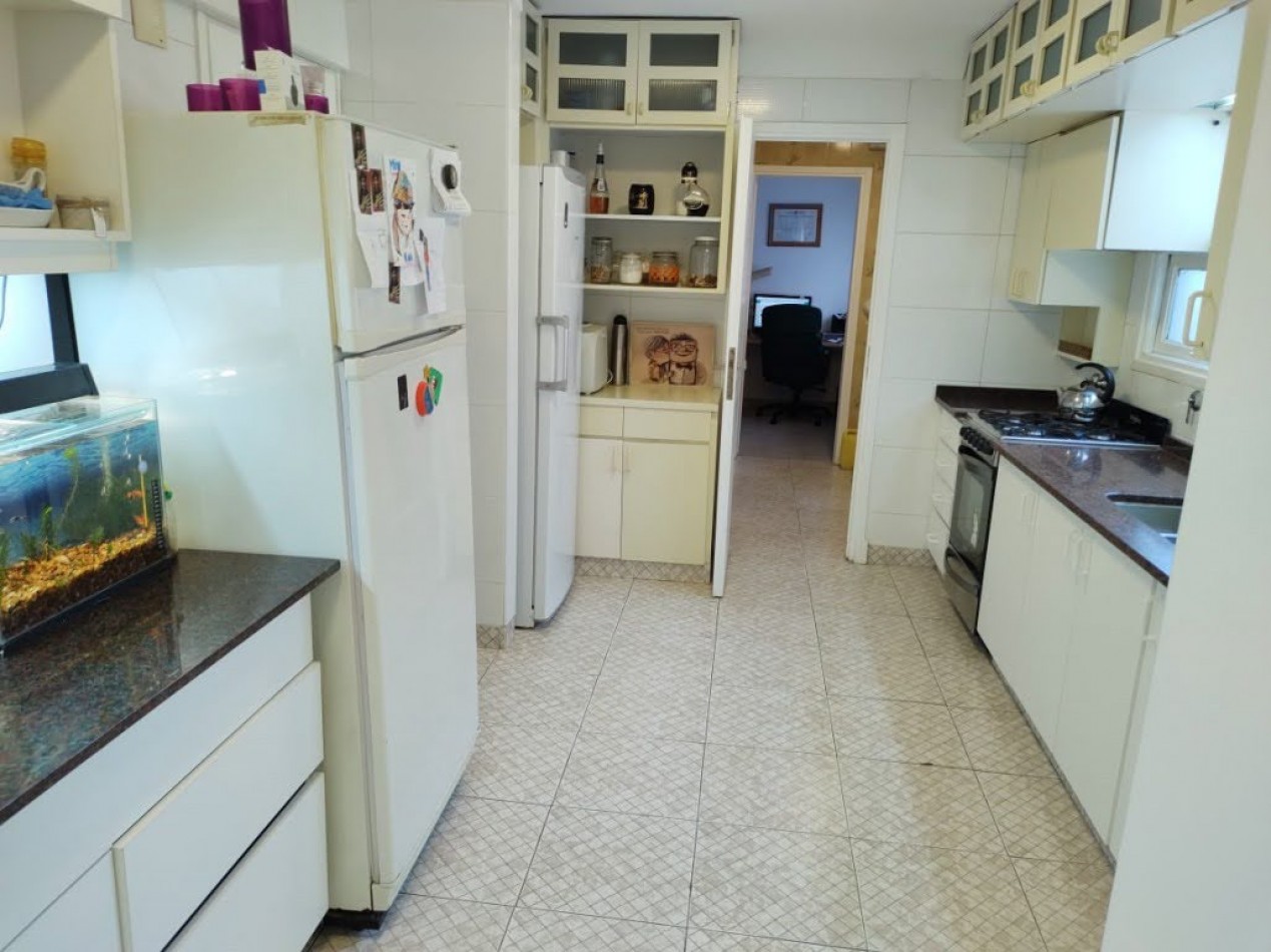 VENTA 4 AMBIENTES CON DEPENDENCIA Y COCHERA - LA PERLA-