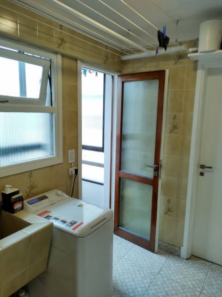 VENTA 4 AMBIENTES CON DEPENDENCIA Y COCHERA - LA PERLA-