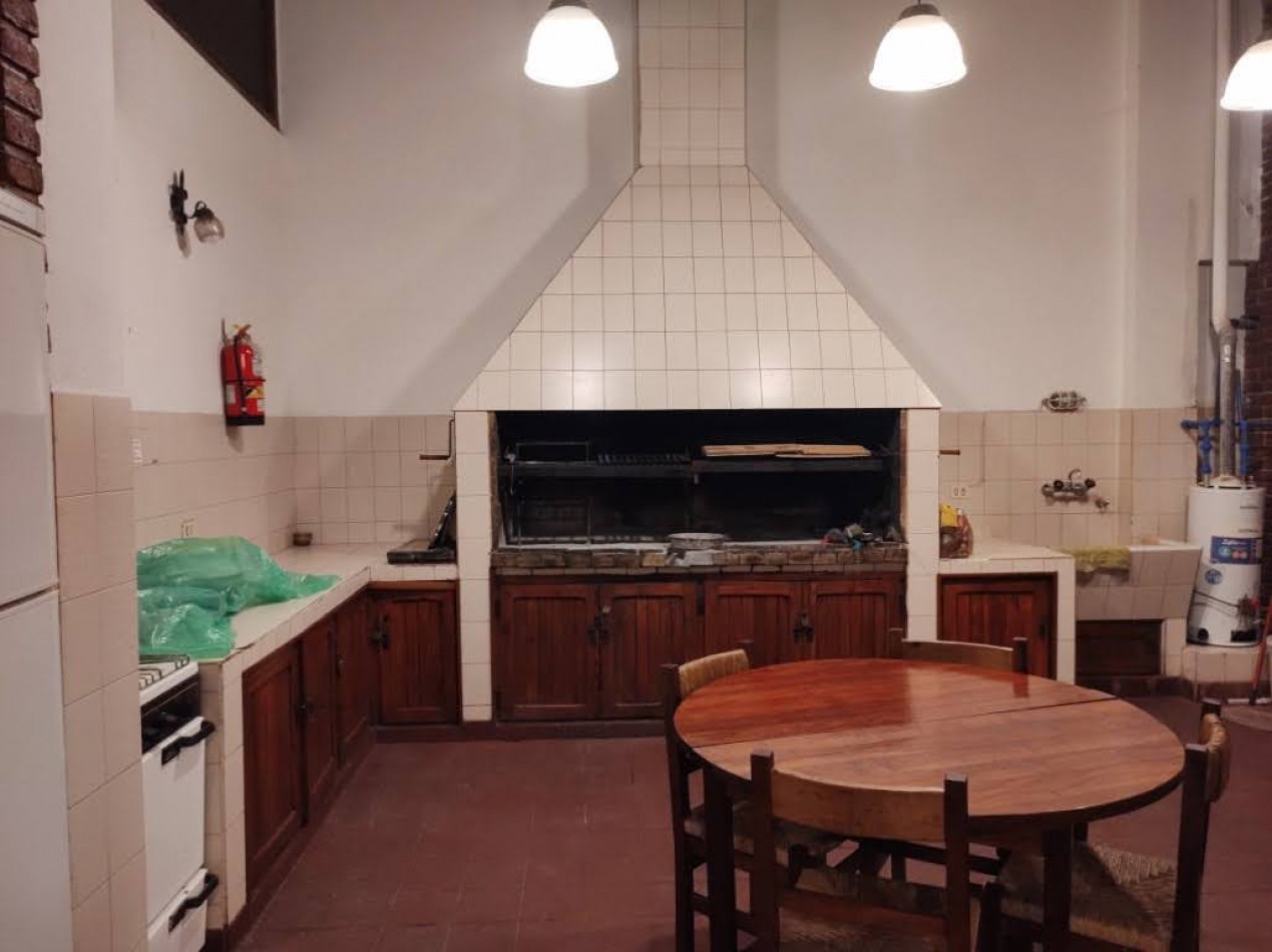 VENTA 4 AMBIENTES CON DEPENDENCIA Y COCHERA - LA PERLA-