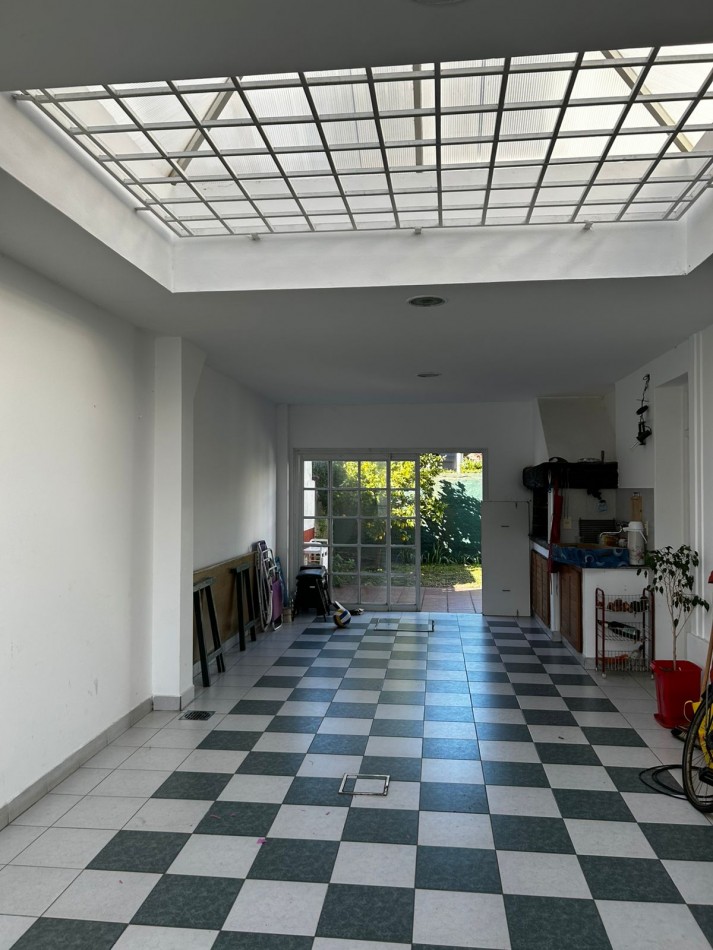 CASA 4 AMBIENTES EN DOS PLANTAS CON JARDIN - PARQUE LURO -