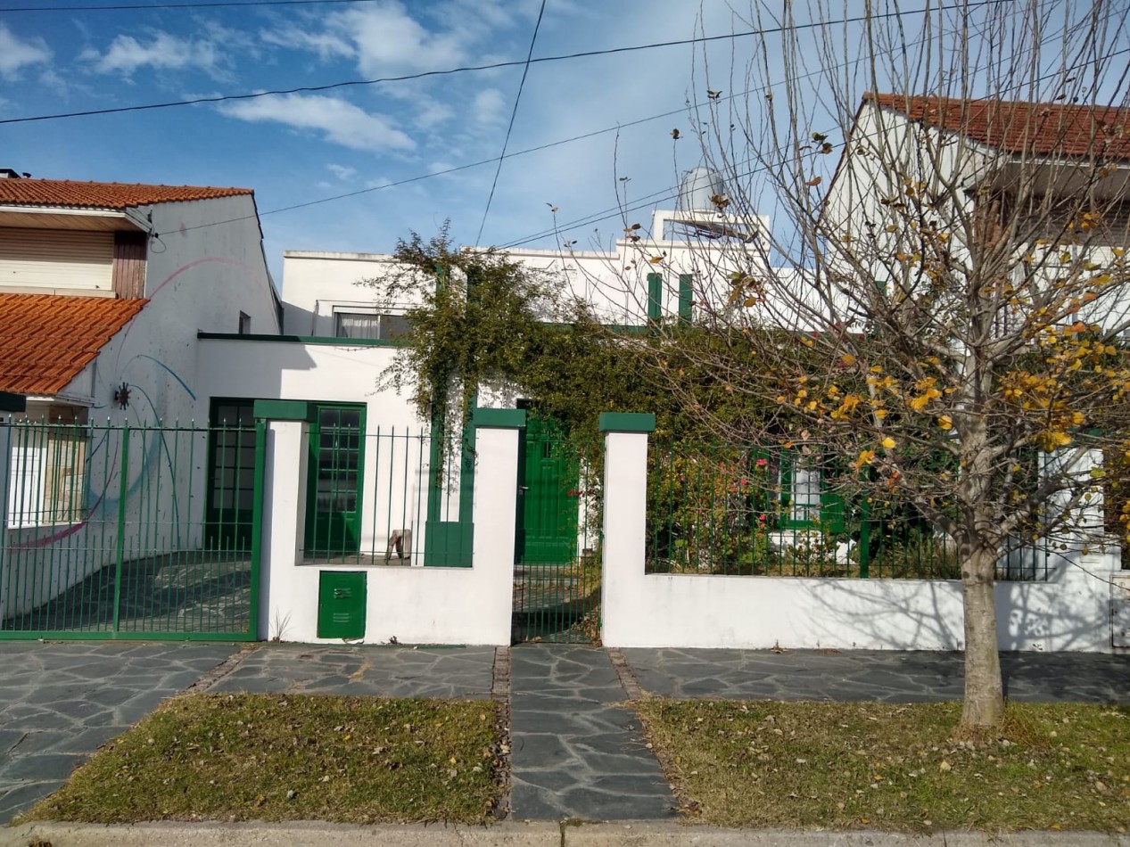 CASA 4 AMBIENTES EN DOS PLANTAS CON JARDIN - PARQUE LURO -