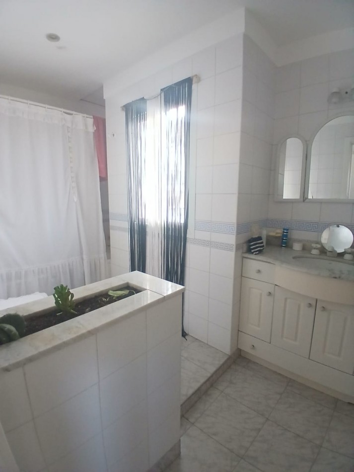 CASA 4 AMBIENTES EN DOS PLANTAS CON JARDIN - PARQUE LURO -