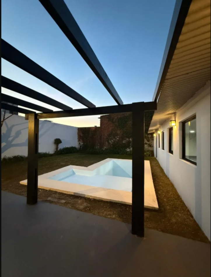 Apto Credito! Moderna Casa Reciclada A Nuevo Con Parque, Piscina Y Seguridad Barrio Los Pinares, Mar Del Plata.