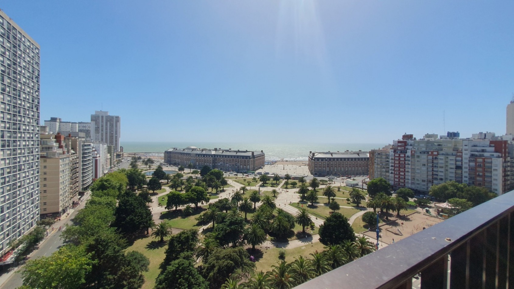 Departamento de 3 ambientes con vista abierta a la Plaza Colon y al mar.