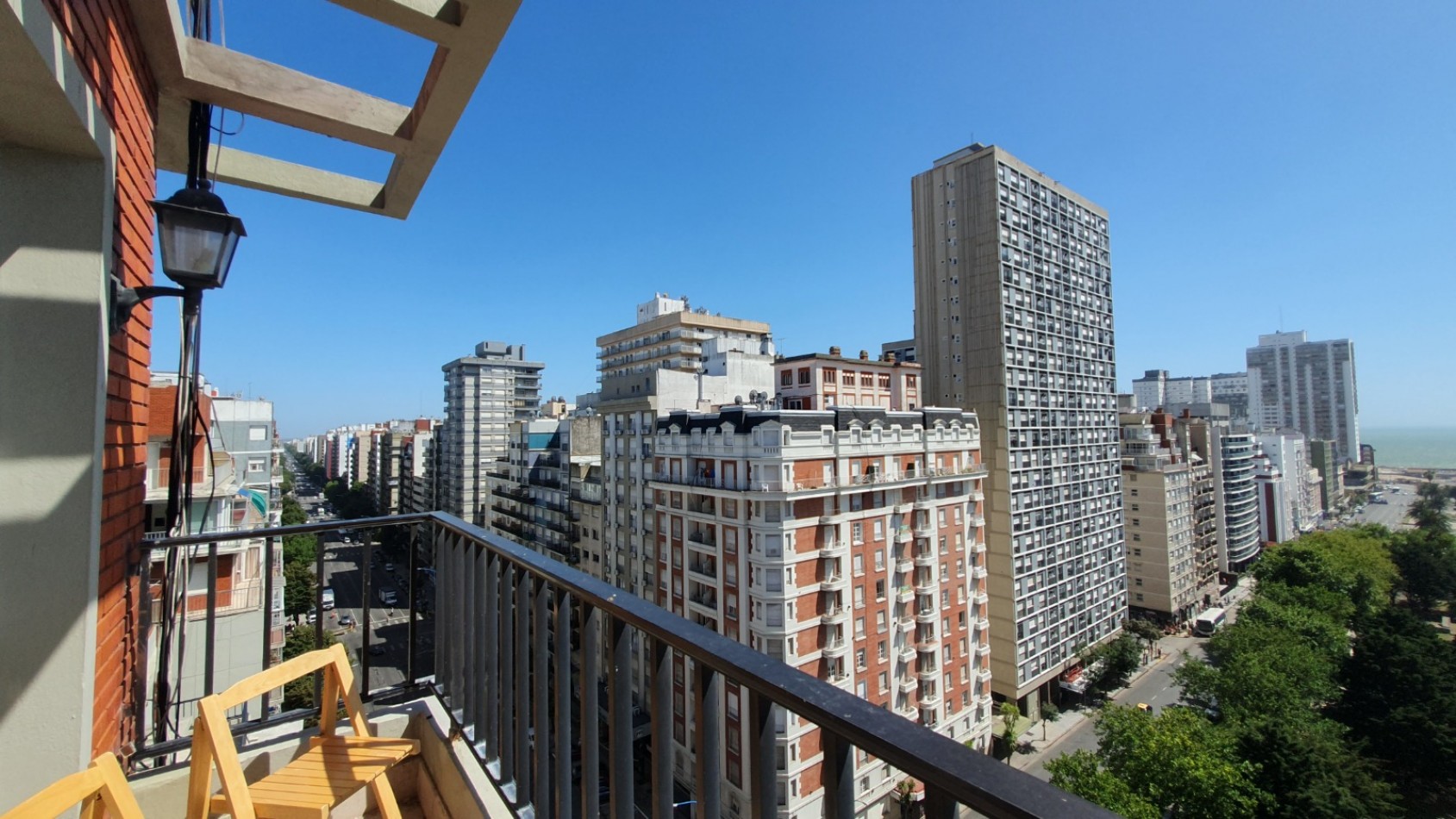 Departamento de 3 ambientes con vista abierta a la Plaza Colon y al mar.