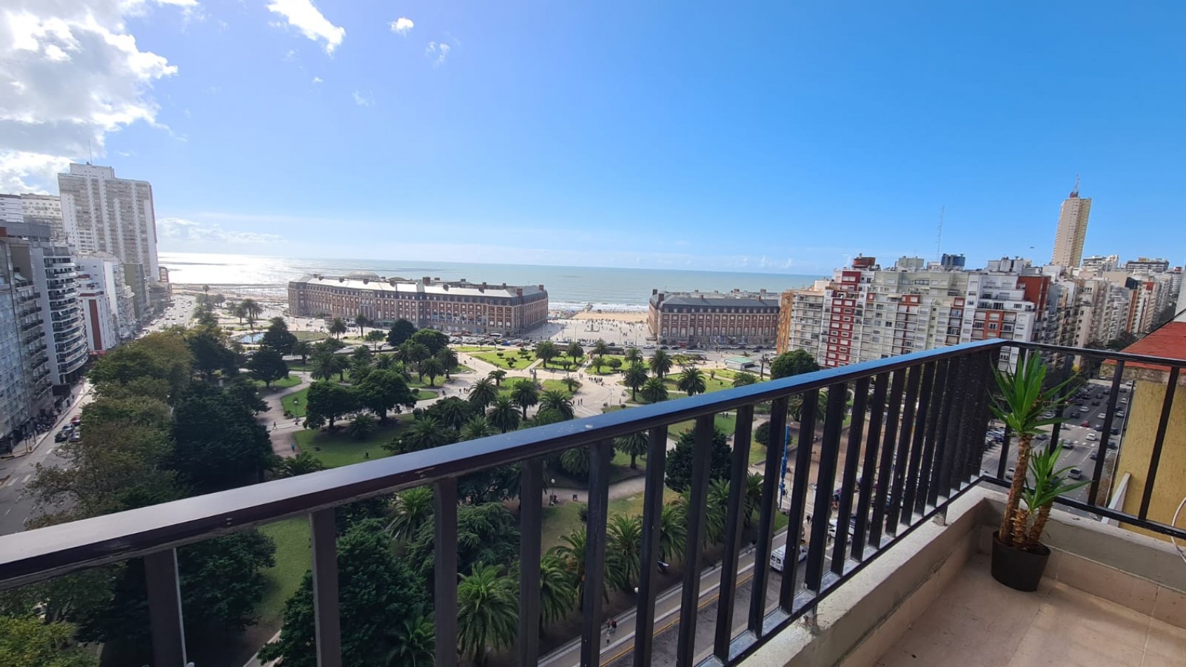 Departamento de 3 ambientes con vista abierta a la Plaza Colon y al mar.