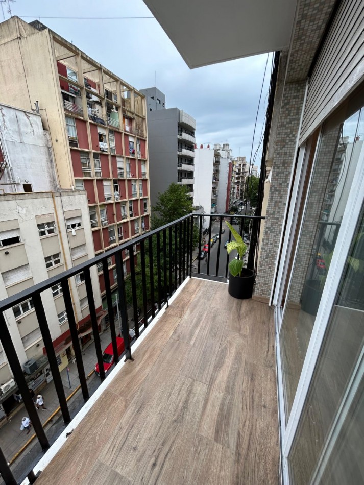 departamento dos ambientes al frente con balcon amoblado completo.
