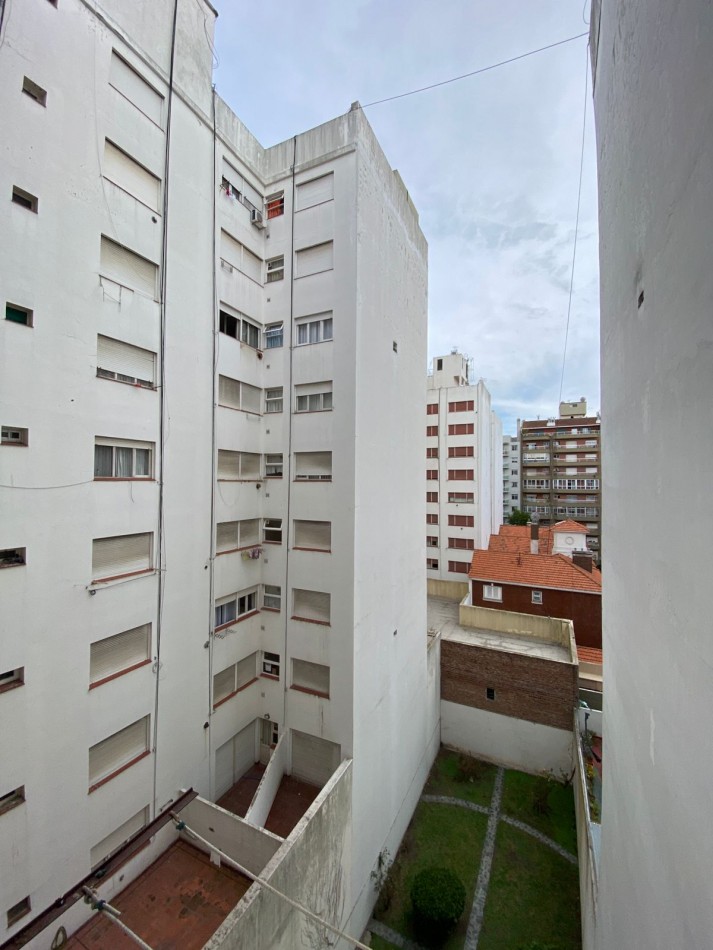 Departamento Dos ambientes a la calle con balcon. 