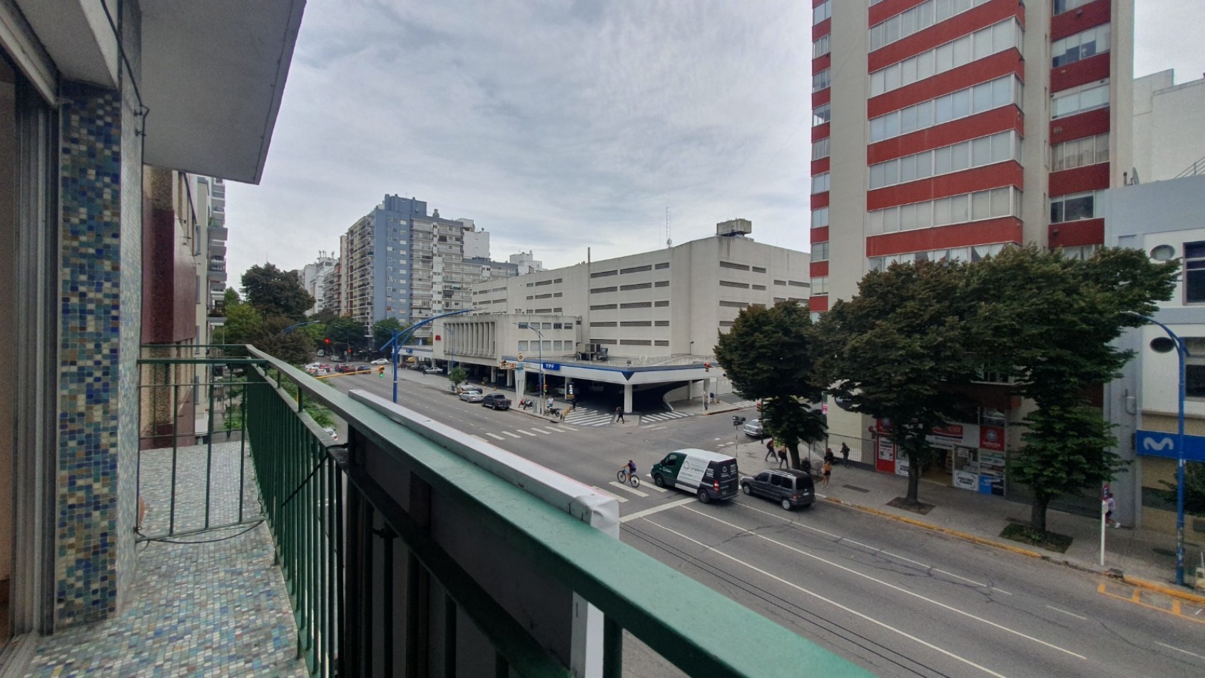 Monoambiente dividido a la calle con balcon corrido