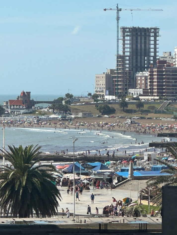 Tres ambientes con balcon frances. Vista al Mar.