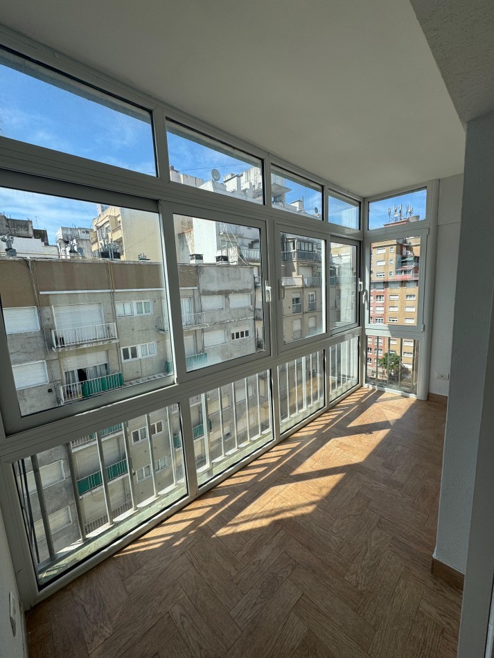Departamento 4 ambientes a la calle con balcon terraza, vista lateral al MAR.  Mar del Plata.