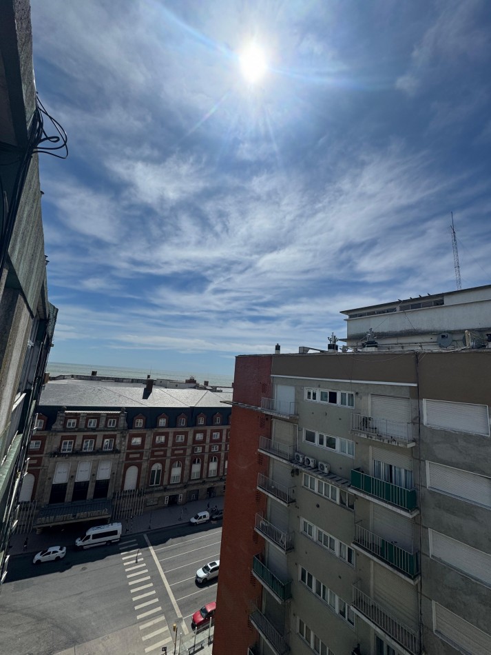 Departamento 4 ambientes a la calle con balcon terraza, vista lateral al MAR.  Mar del Plata.