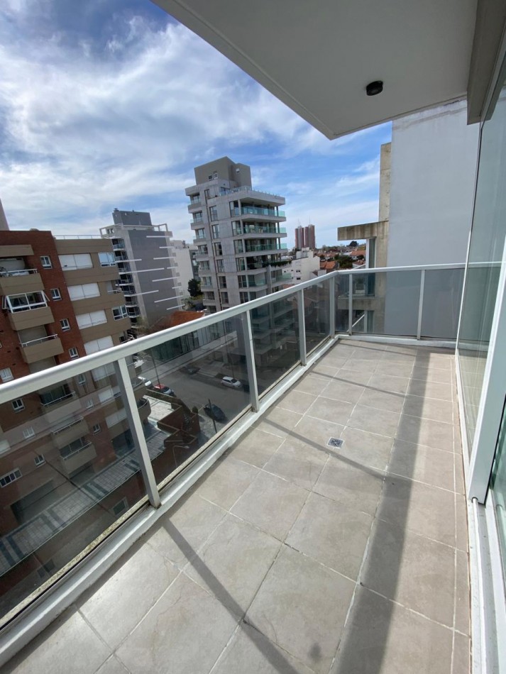 Piso de 3 Ambientes con Cochera y Vistas Panoramicas al Mar en Playa Grande. Mar del Plata.
