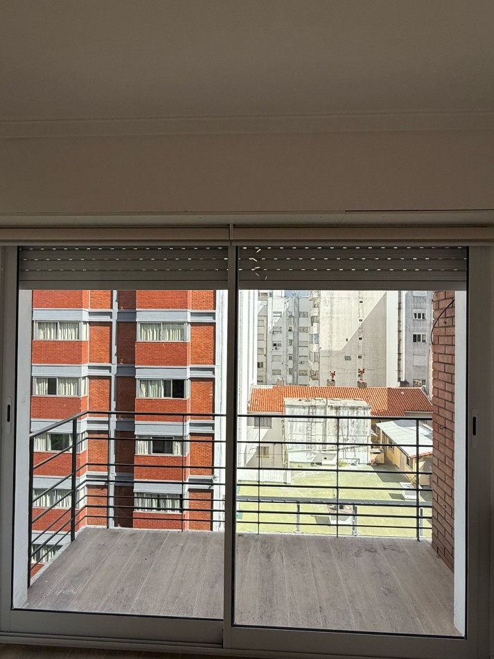 Dos ambientes con balcon a la calle. Centro. Mar del Plata.