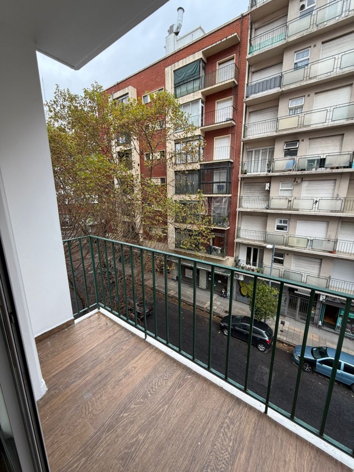 Dos ambientes a la calle. Balcon  saliente. Centro. Mar del Plata.