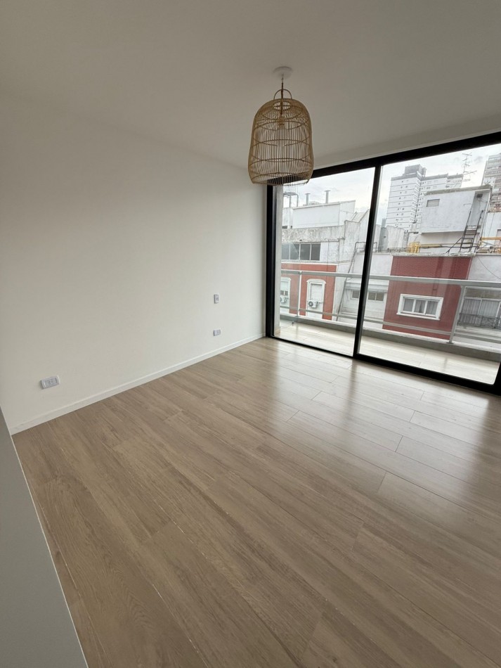 Departamento de 2 ambientes a la calle, con balcon vista lateral al mar en el Edificio   Noveccento Moreno 