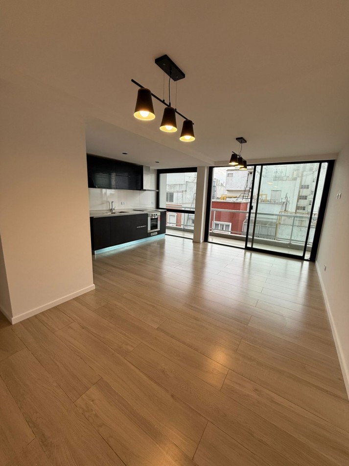 Departamento de 2 ambientes a la calle, con balcon vista lateral al mar en el Edificio   Noveccento Moreno 
