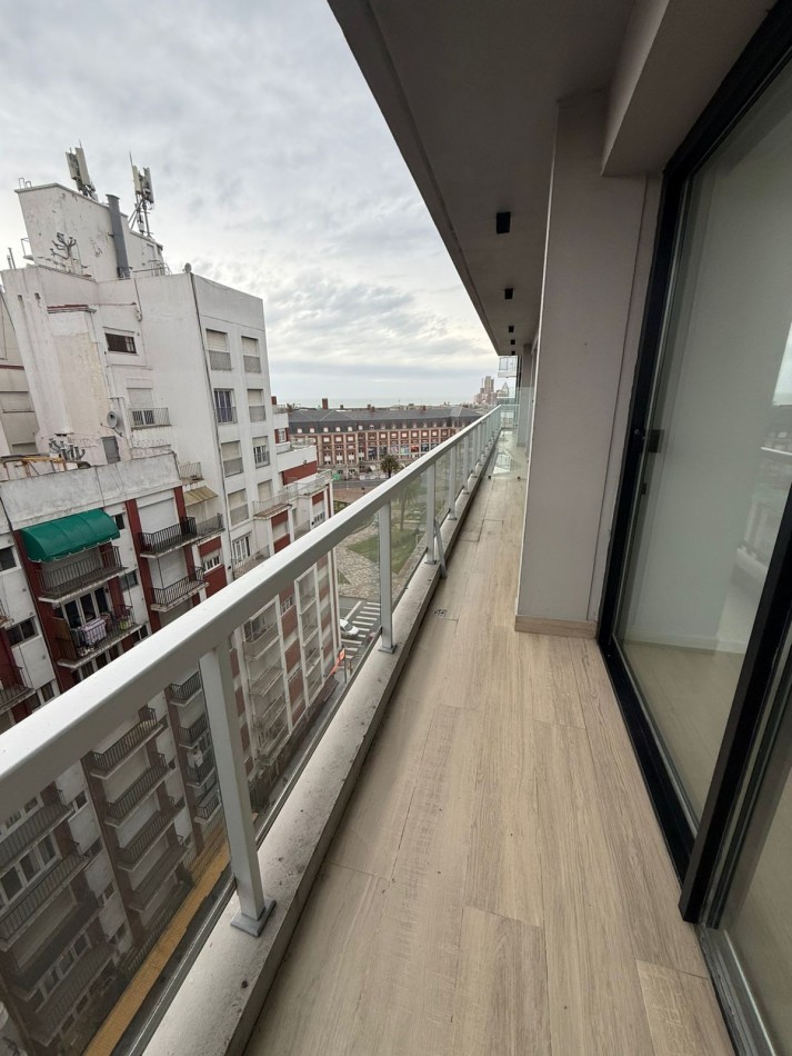 Departamento de 2 ambientes a la calle, con balcon vista lateral al mar en el Edificio   Noveccento Moreno 