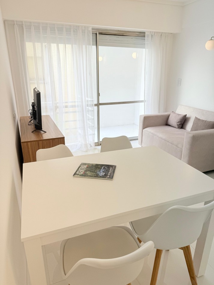 Dos ambientes con balcon saliente, centro. Mar del Plata.