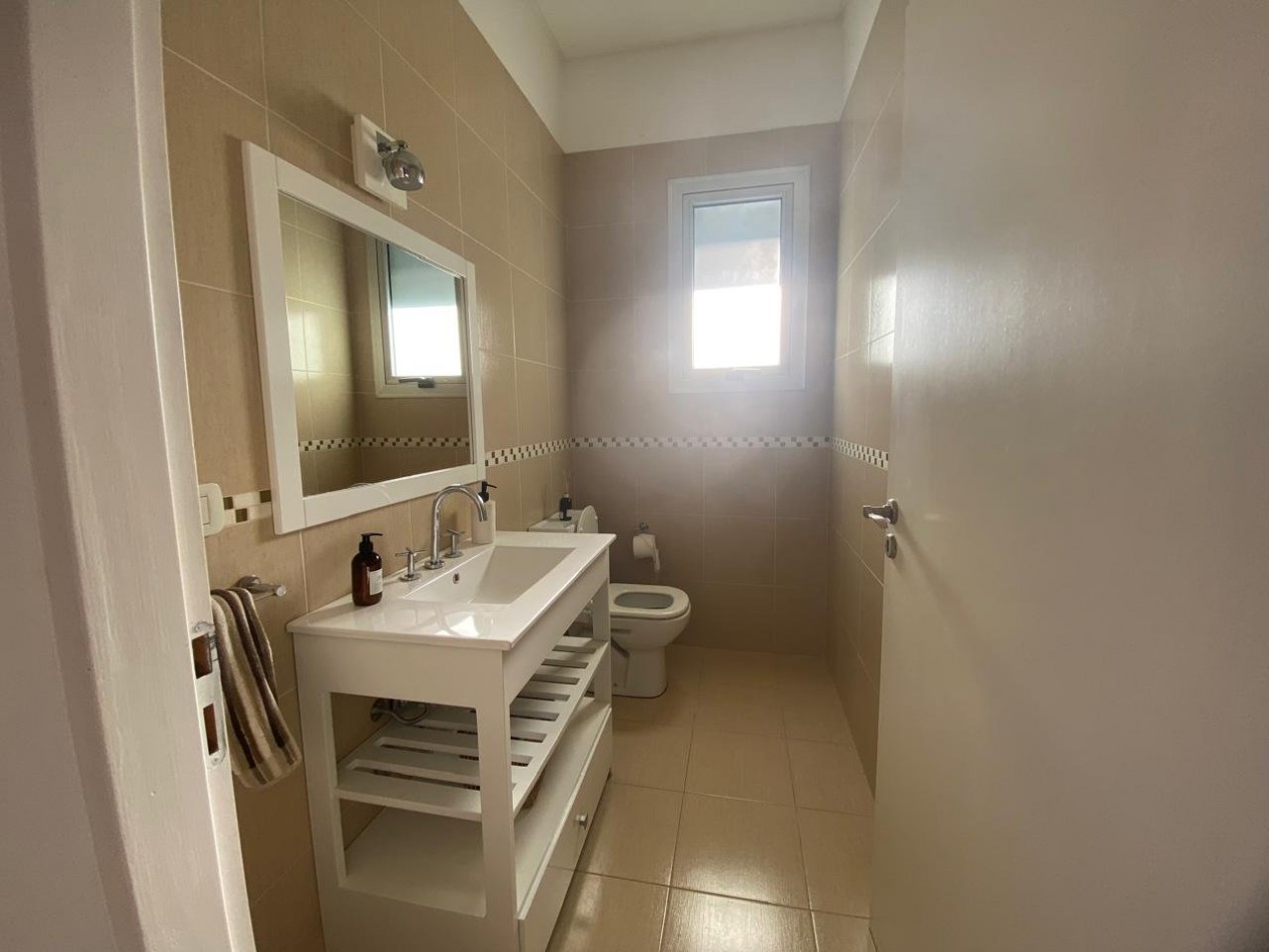 Casa en venta. Cinco Ambientes, en Barrio Residencial 1 de Costa Esmeralda. Costa Atlantica.