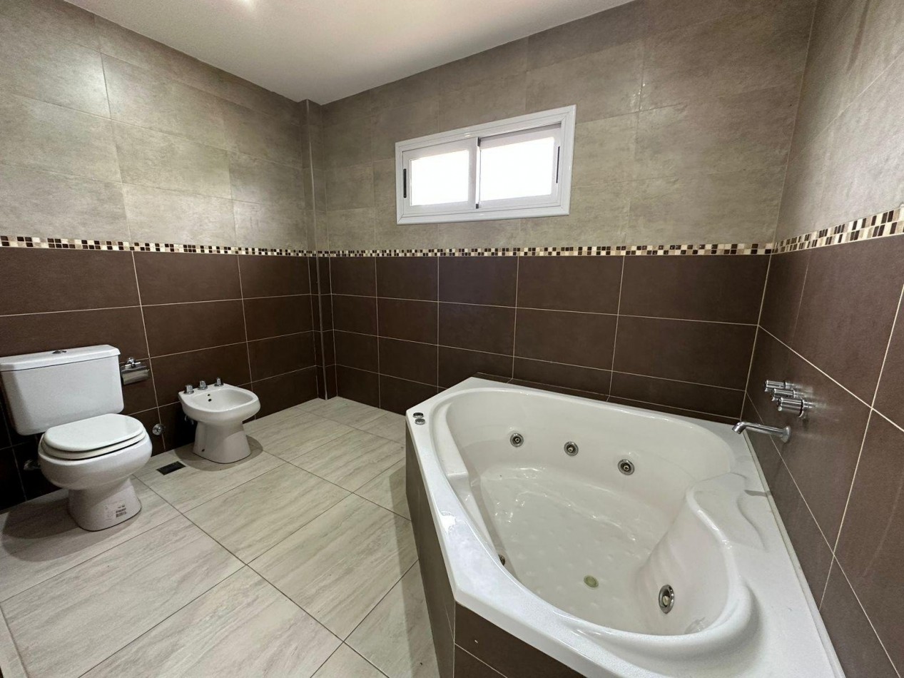 Vive el Lifestyle en una casa de 5 ambientes en  Costa Esmeralda (Barrio Deportivo)