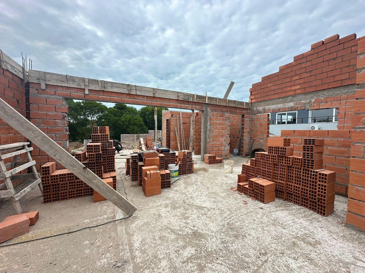 Casa 5 ambientes  a estrenar, barrio Ecuestre. Costa Esmeralda.