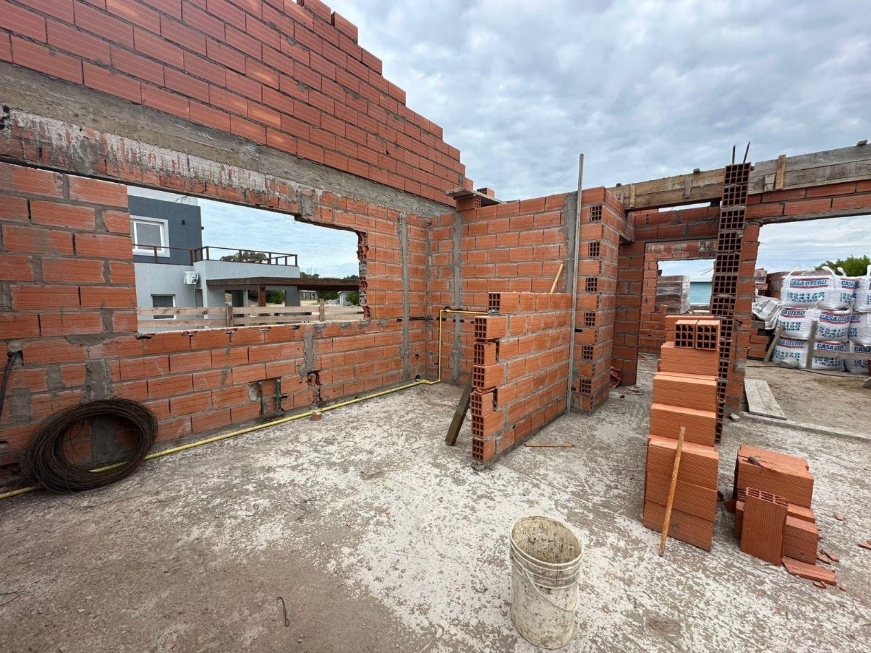 Casa 5 ambientes  a estrenar, barrio Ecuestre. Costa Esmeralda.