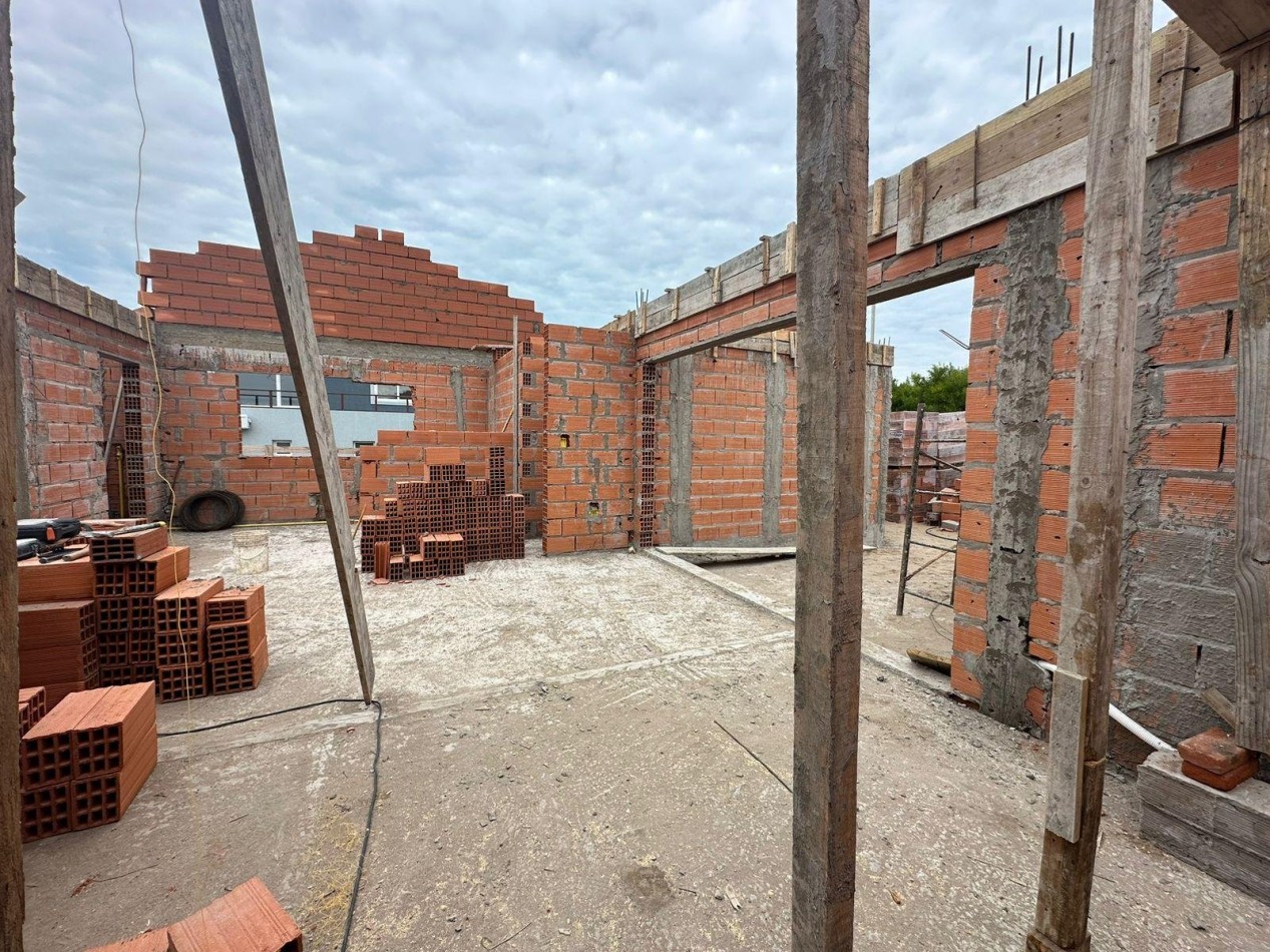 Casa 5 ambientes  a estrenar, barrio Ecuestre. Costa Esmeralda.