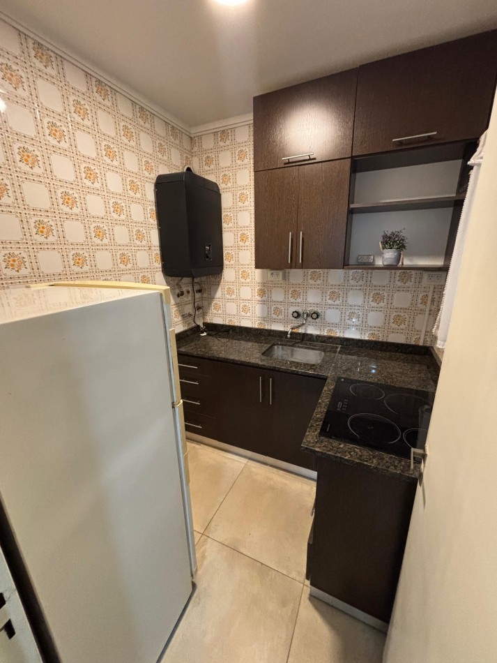 Departamento de 2 ambientes al contrafrente con cochera fija. Mar del Plata.