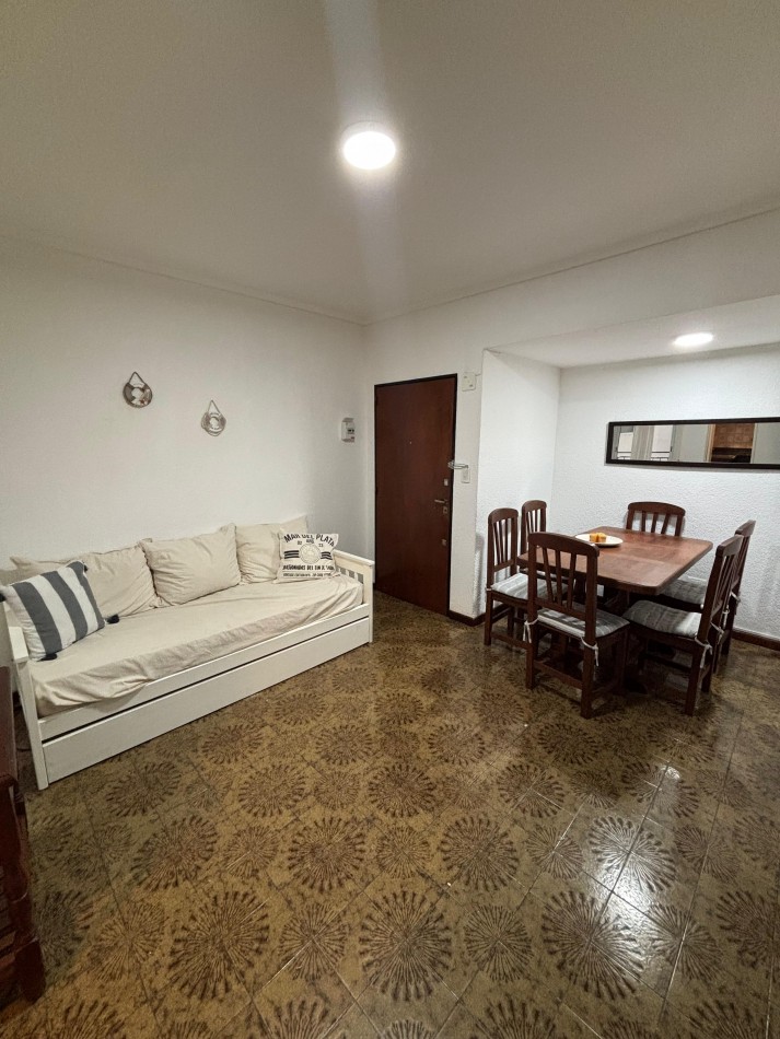 Departamento de 2 ambientes al contrafrente con cochera fija. Mar del Plata.