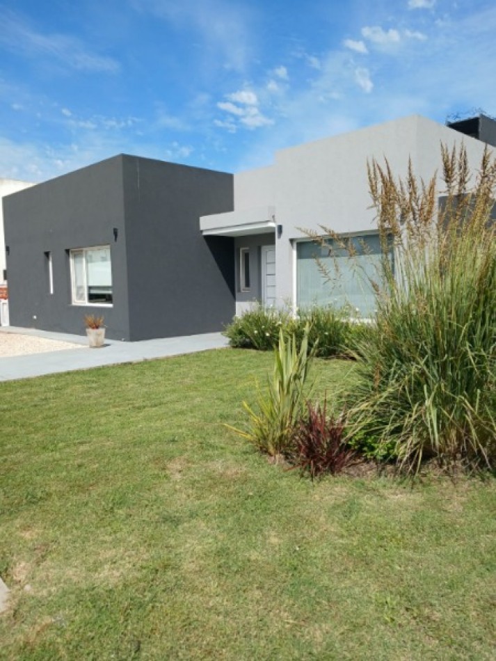 Excelente Residencia de Categoria con Piscina en Barrio Privado Tierras del Mar. Mar del Plata.