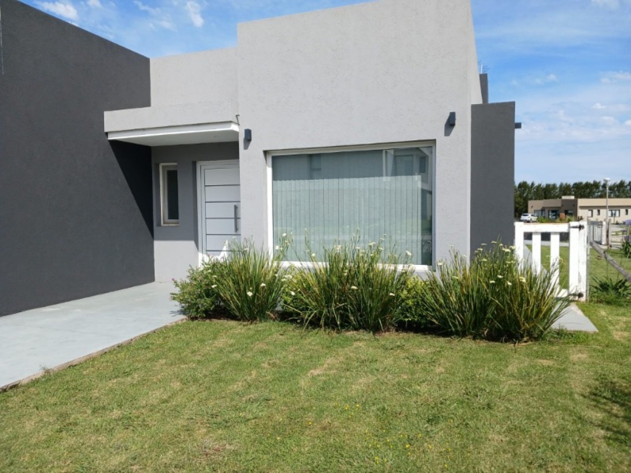 Excelente Residencia de Categoria con Piscina en Barrio Privado Tierras del Mar. Mar del Plata.