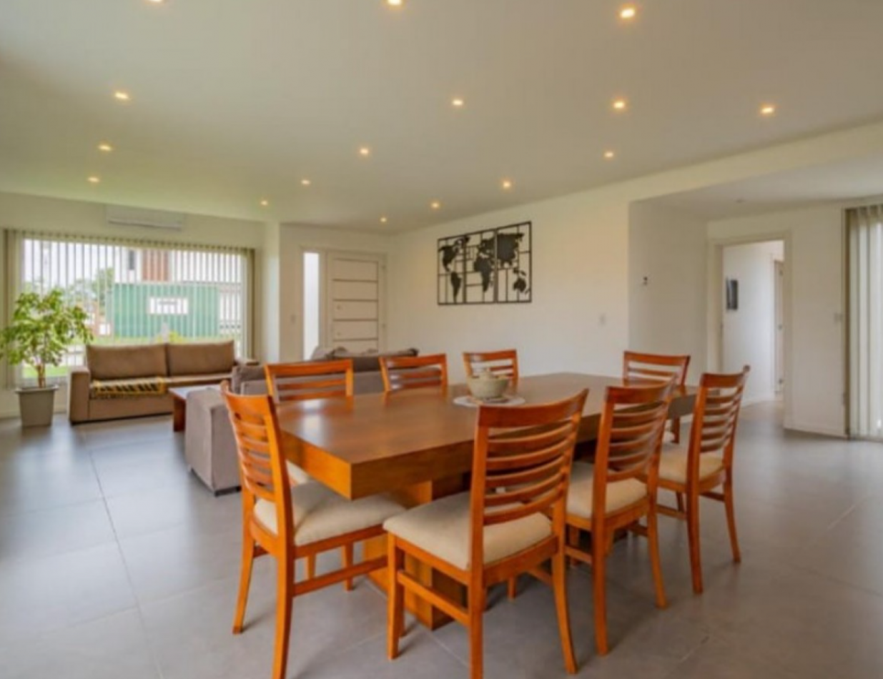 Excelente Residencia de Categoria con Piscina en Barrio Privado Tierras del Mar. Mar del Plata.