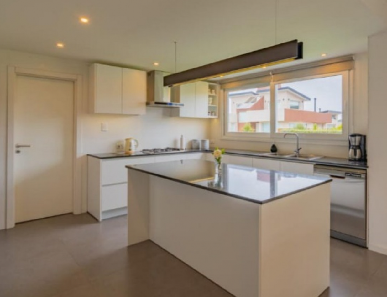Excelente Residencia de Categoria con Piscina en Barrio Privado Tierras del Mar. Mar del Plata.