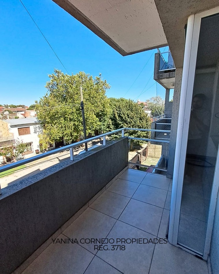 Departamento de 2 ambientes disposicion frente con balcon y cochera 