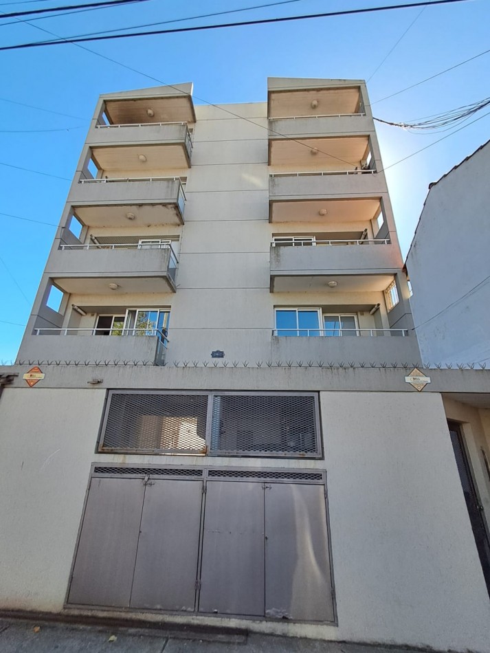 Departamento de 2 ambientes disposicion frente con balcon y cochera 