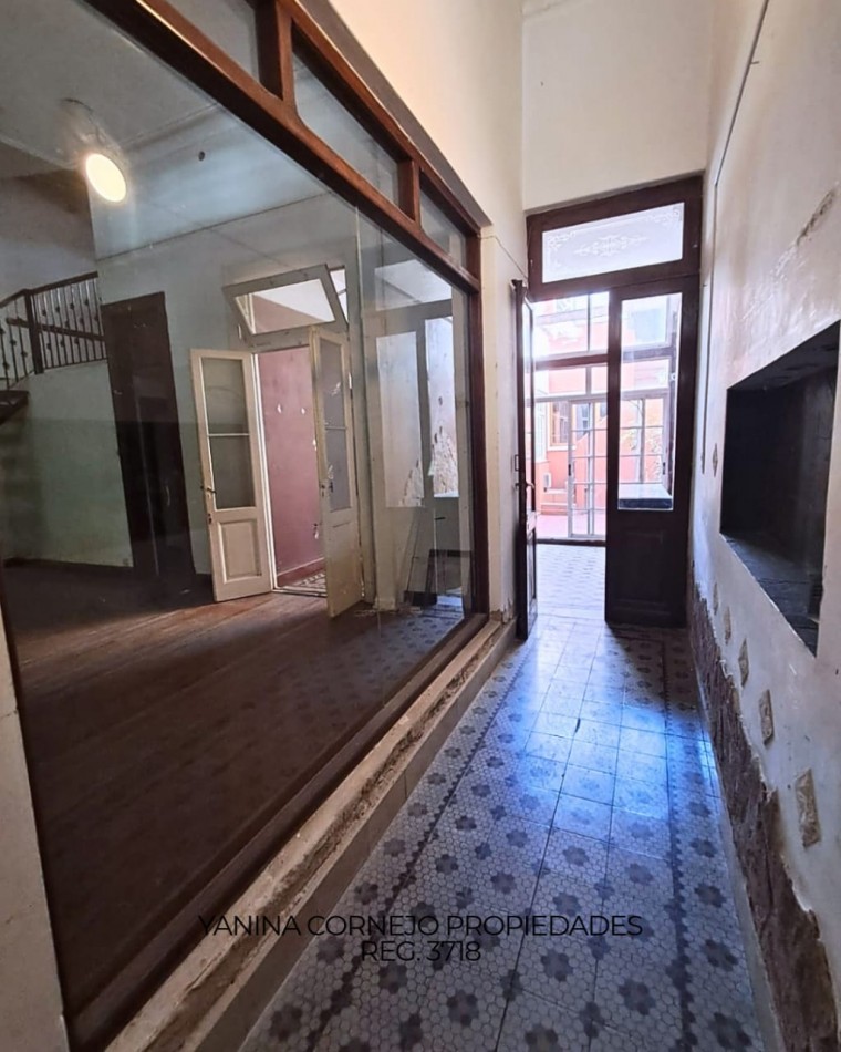 Casa 5 ambientes mas local con entrada independiente 