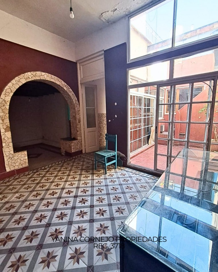 Casa 5 ambientes mas local con entrada independiente 